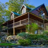 Grenville Gem: Luxury Chalet,Pool & Jacuzzi Oasis, hotel a Grenville-sur-la-Rouge