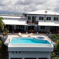 Luxury Villa with Separate Guest house and 360view, hotel cerca de La Managua Airport - XQP, Quepos