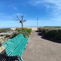 Les pieds dans l'eau aux Mers du Sud - Gruissan Les Ayguades, hotel in Gruissan