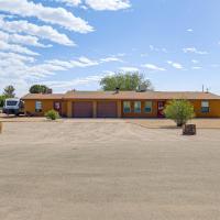 Quiet Country Home in Las Cruces with Horse Stalls!, hotel i nærheden af Las Cruces International - LRU, Las Cruces