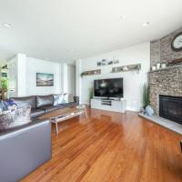 Stunning House with Views of Puget Sound! Ideal for Family Reunions, hotell nära Snohomish Countys flygplats - PAE, Edmonds