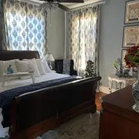 Jenny's Downtown Hideaway Bed and Breakfast, готель у місті Лорель