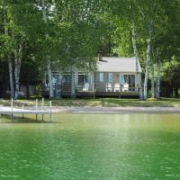New! Birch Cove Bungalow - Gorgeous Lakefront!, hotel in Honor