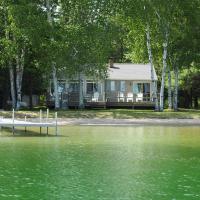 New! Birch Cove Bungalow - Gorgeous Lakefront!, hotel i Honor