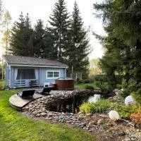 Romantic cozy house Kirzacinas pirts with sauna close to seaside, hotel a Skulte