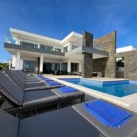 Luxury Modern Style Villa with Private Pool, hotell sihtkohas Pêra