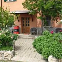 La casa nel bosco, ma a 2 passi dal centro、リヴェルガーロのホテル