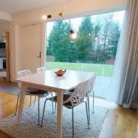 Modern, private & fully equipped for 3 & 2 children, near forest, with kitchen washer, pets friendly, hotell i Floda