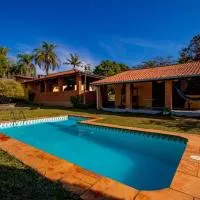 Chácara condomínio c/piscina, sala de jogos, campo, hotell i Mairinque