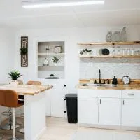 NEW! Cozy and Modern unit with Hot tub, ξενοδοχείο στη Laconia