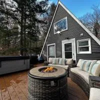 NEW! Cozy & Modern A-Frame in the woods w/HOT TUB، فندق في Tamworth