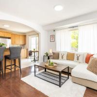 Modern Cozy 4BR Home with Sunny Patio, מלון ב-Kanata, אוטווה