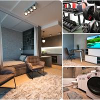 FITNESS room, Air conditioner, security & PARKING, fully equipped kitchen & washing machine, 4K OLED TV & HighSpeed WiFi, spacious balcony with gorgeous city view in CENTRAL location, hotel in Petersala-Andrejsala, Riga