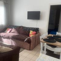 Apto Canto do Forte PG av Mallet wifi TV smart, hotel in Canto do Forte, Praia Grande