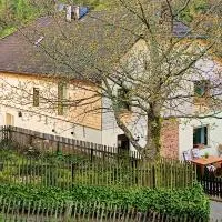 Haus am Burgring، فندق في Mürlenbach