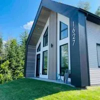 Le Jarret Noir! Chalet NEUF en nature SPA/Vue Lac, hotel i Pohénégamook