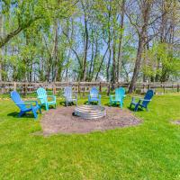 White Lake Vacation Rental - Walk to Lake Access!, hotel berdekatan Oakland County International - PTK, Walled Lake