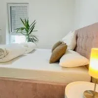 Moderne Wohnung 100 m2 mit Büro und Terrasse: Mühldorf şehrinde bir otel