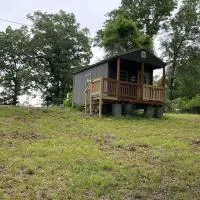 Camping Cabin with private Bathroom، فندق في Maumee