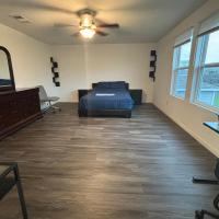 Huge Master Suite Attached Bath, Fridge, TV 20 Mins To Tesla, hotel near Austin Executive Airport - EDC, Manor