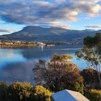 Waterfront Abode - 2 bedrooms, hotelli kohteessa Hobart