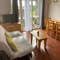 Maisonnette avec terrasse village vacances, Draps en option, hotel em Cassen