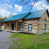Cottontail Cabin with Hot Tub and wood fired Sauna، فندق بالقرب من Smiths Falls-Montague Airport - YSH، Merrickville