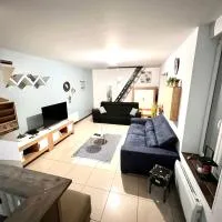 Agréable maison de ville cosy de 122m² + extérieur، فندق في Wattrelos