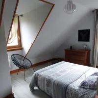 Chambre au Moulin des Templiers Maisonneuve 15110 jabrun, hôtel à Chaudes-Aigues