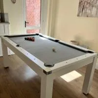 4 bedroom, sleeps 8, 30 seconds from beach, games table, hotel The Mumblesben