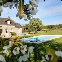 Gîte à la campagne -maison individuelle -Piscine, hotell i Semblançay