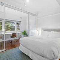 Elegant 1-Bed CBD Apartment with Sunroom Study, hotel in Albert Park, Melbourne