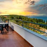 Central Gem: Sea-View + Parking، فندق في نيتشويام