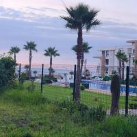 Plage dès nations 2 bedroom apartment with backyard view، فندق في Plage des Nations، Sidi Bouqnadel