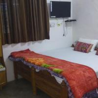 Goroomgo Hotel Happy Home Stay Khajuraho, ξενοδοχείο στο Κχατζουράχο
