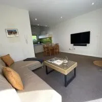 Cosy Work From Home Townhouse 10 Mins From City - Hosted by CanStay, hotel di Canberra