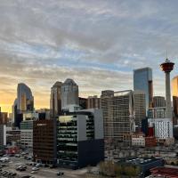 Heart of Downtown Calgary Spacious Luxury Condo with Stunning Views and Premium Amenities、カルガリー、Beltlineのホテル