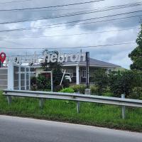 Porlak Hebron Family Homestay Silangit, hotel poblíž Silangit International Airport - DTB, Siborongborong
