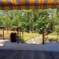 Chalet au milieu de la forêt avec lac à proximité, hotel Layrac városában