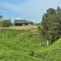 Holly Tree Glamping Cabins, hotel Wigglesworthben