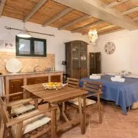 Cala Liberotto-Raffinata taverna con camino ---Free Wi-Fi e Aria condizionata---, hotel a Cala Liberotto