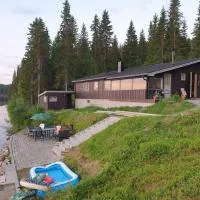 Idyllic lakeside cabin with private beach and boat, Hotel in Vassli