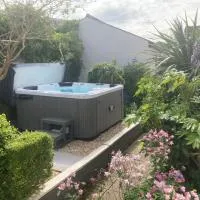 Llanfair Caereinion में, होटल Bryntirion Farmhouse Apartment with Hot Tub
