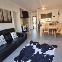 Red Ochre - Large Apartment with Private Courtyard, hotel near Port Pirie Airport - PPI, Port Pirie