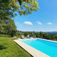 La croix des Landes gîte ou chambre d'hôte avec piscine à Chouvigny, hotel v destinácii Chouvigny