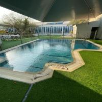 alalali swimining pool, hotel in Dumistān