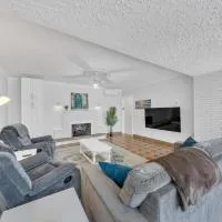 Parkside Flat #5 - Seacliff Beach Suites, hotel i Leamington