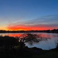 beautiful two bedroom water front、ビクトリア、ビクトリア・ウェストのホテル