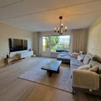 Radhus nära sjö, Arlanda och Stockholm, hotel en Upplands-Väsby