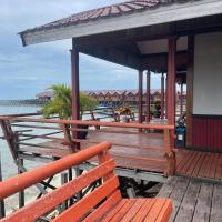 Derawan Beach Cafe and Cottage, hótel í Derawan Islands